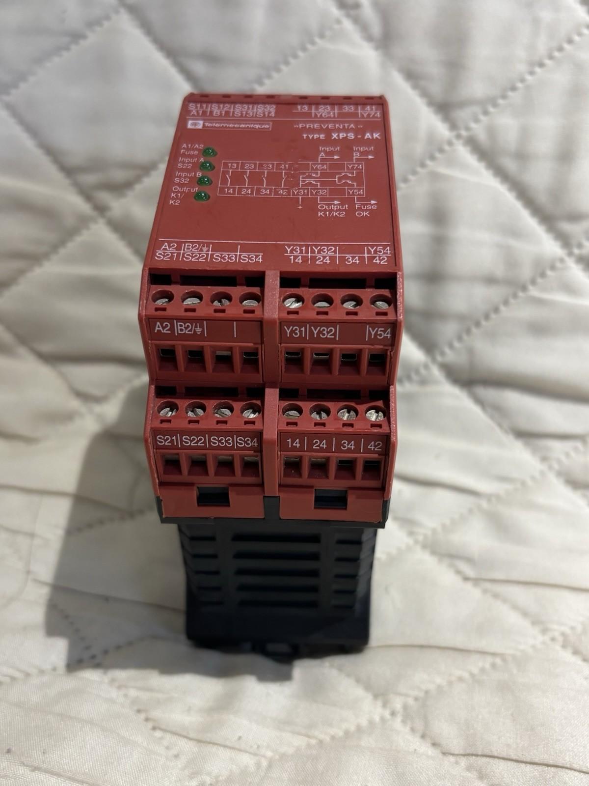 XPSAK311144P Safety Relay XPS-AK 24V READ INFO FREE