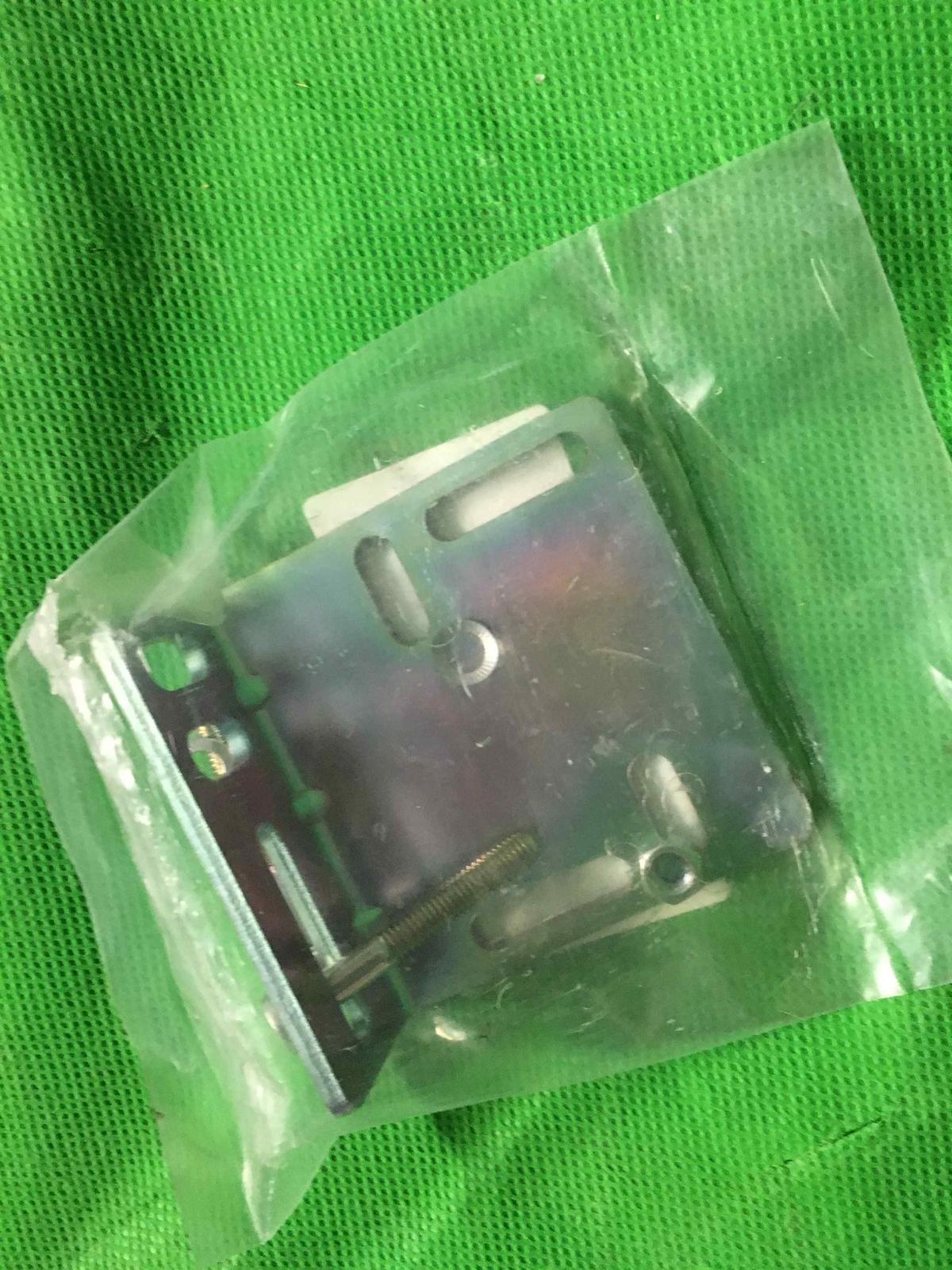 Photoelectric sensors XU, accessory for sensor, XUX, fixing bracket, metal