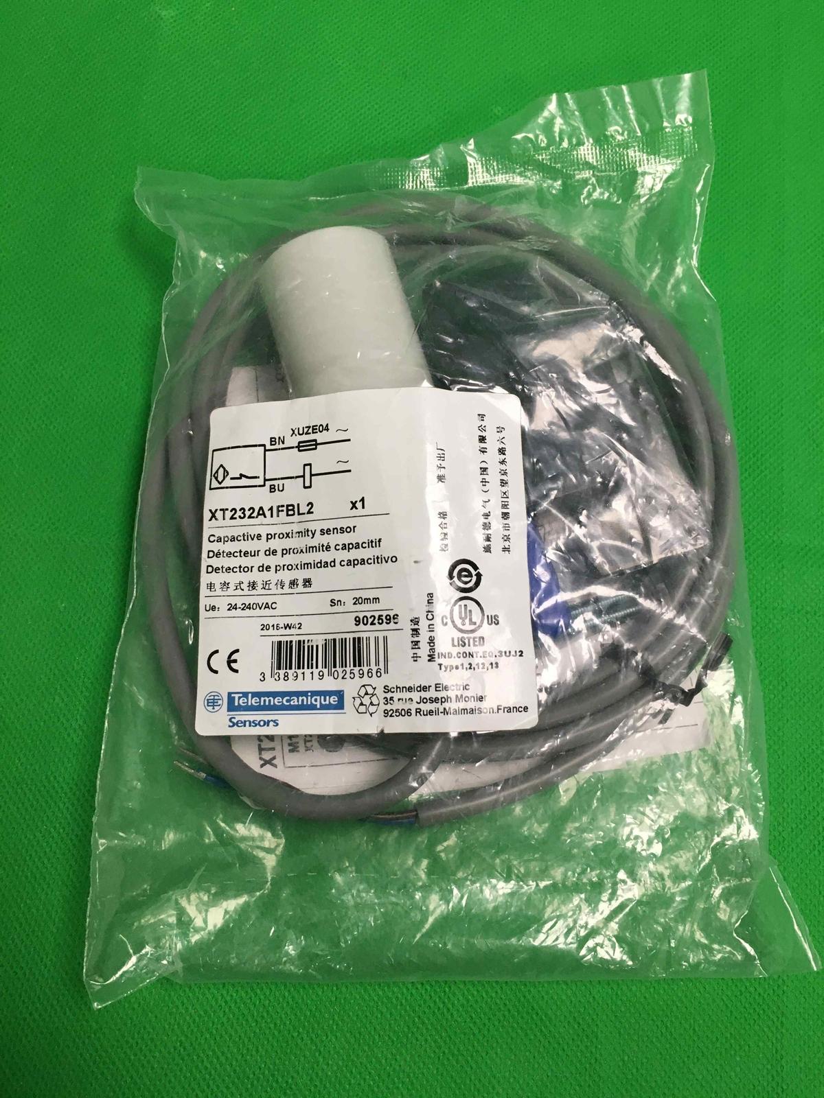 Telemecanique Capacitive proximity sensors XT, cylindrical Ø 32 mm, plastic, Sn 20 mm, cable 2 m