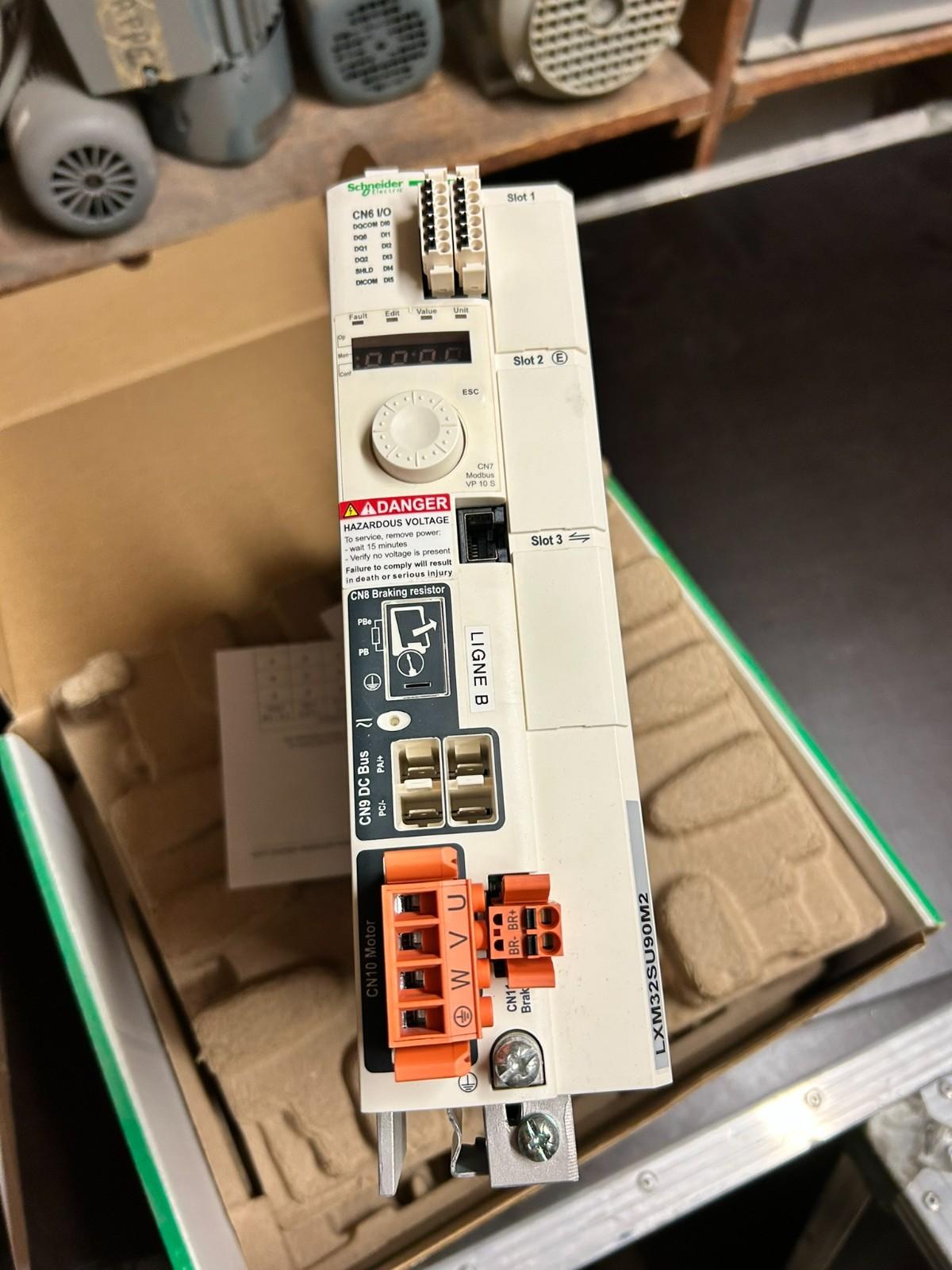 motion servo drive, Lexium 32, 3A, single phase, supply voltage 115 to 230V, 0.3 to 0.5kW