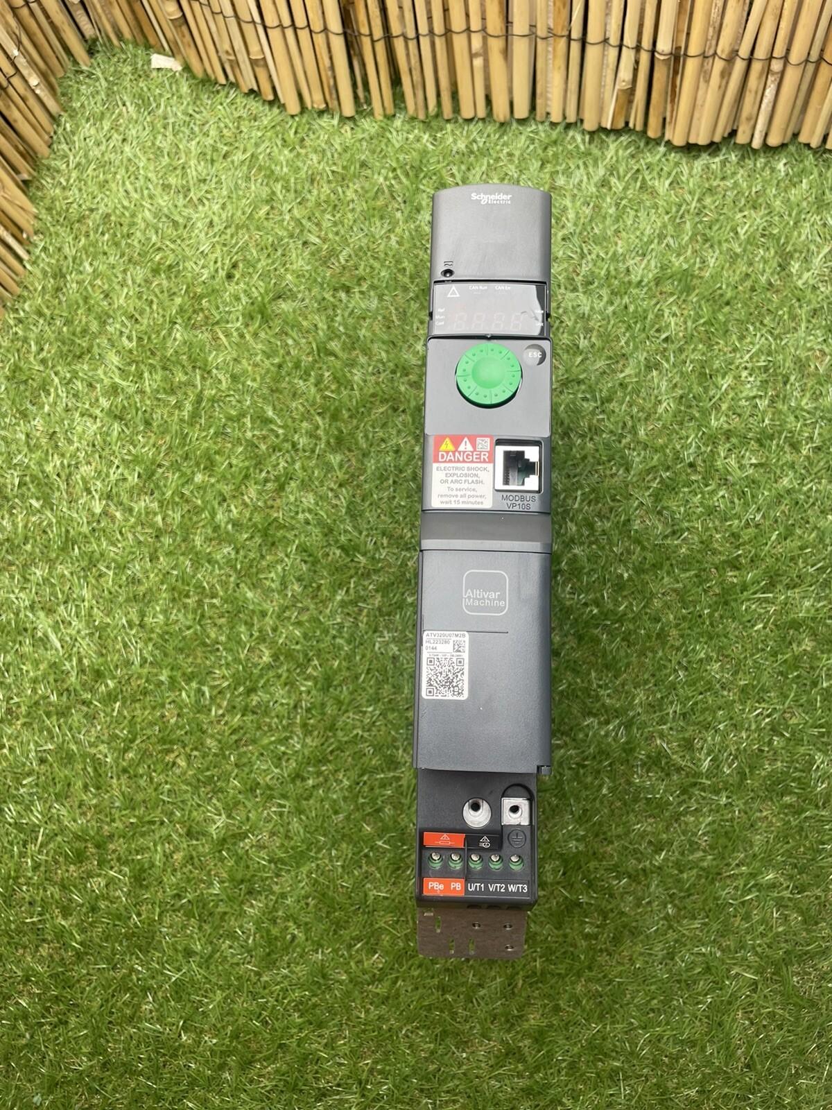 variable speed drive, Altivar Machine ATV320, 0.75kW, 200 to 240V, 1 phase, book
