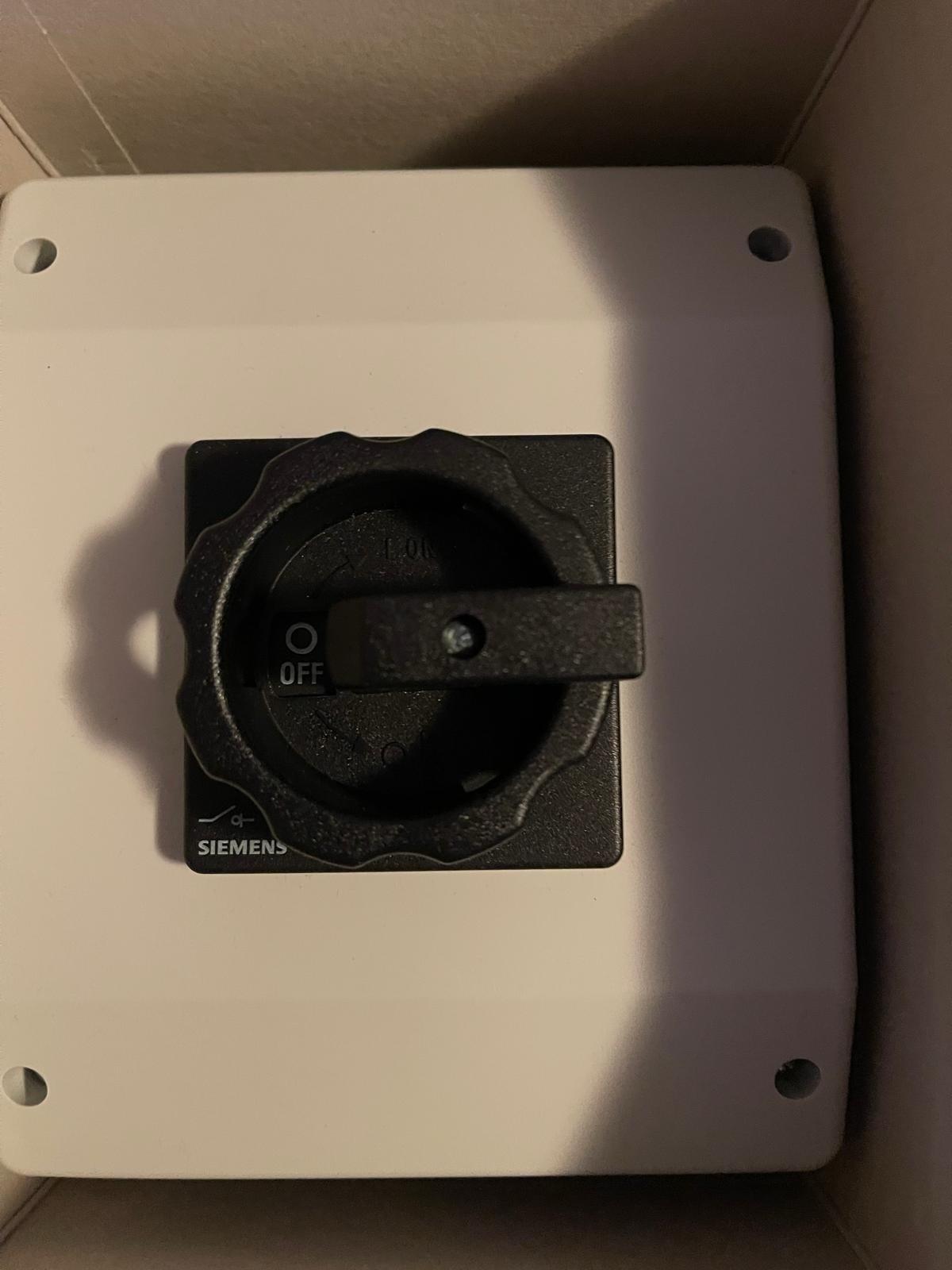 DISC SW 32A ENCL ROT HDL BLK 6P