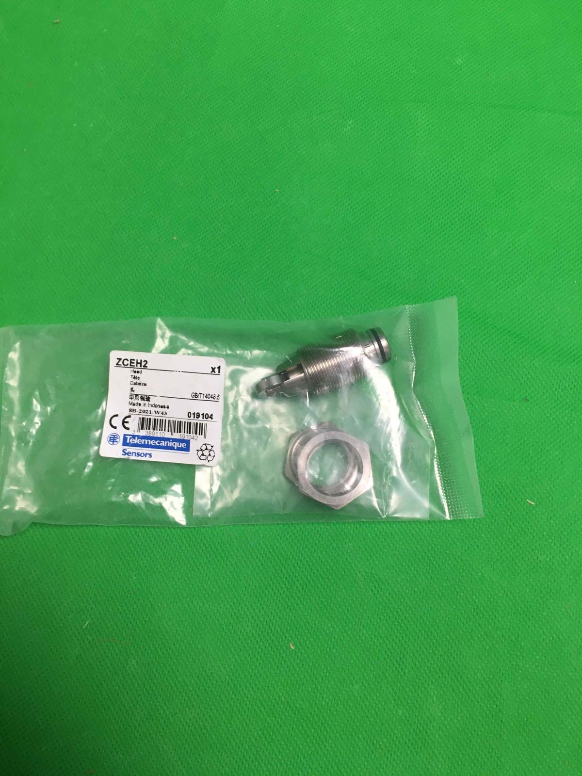 Limit switch head, Limit switches XC Standard, ZCE, M18 steel roller plunger