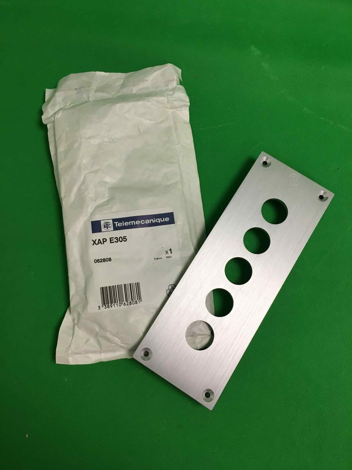 Drilled front plate with fixing screws, Harmony XAP, XB2 SL, metal, 5 cut outs, 72x204mm, 22mm
