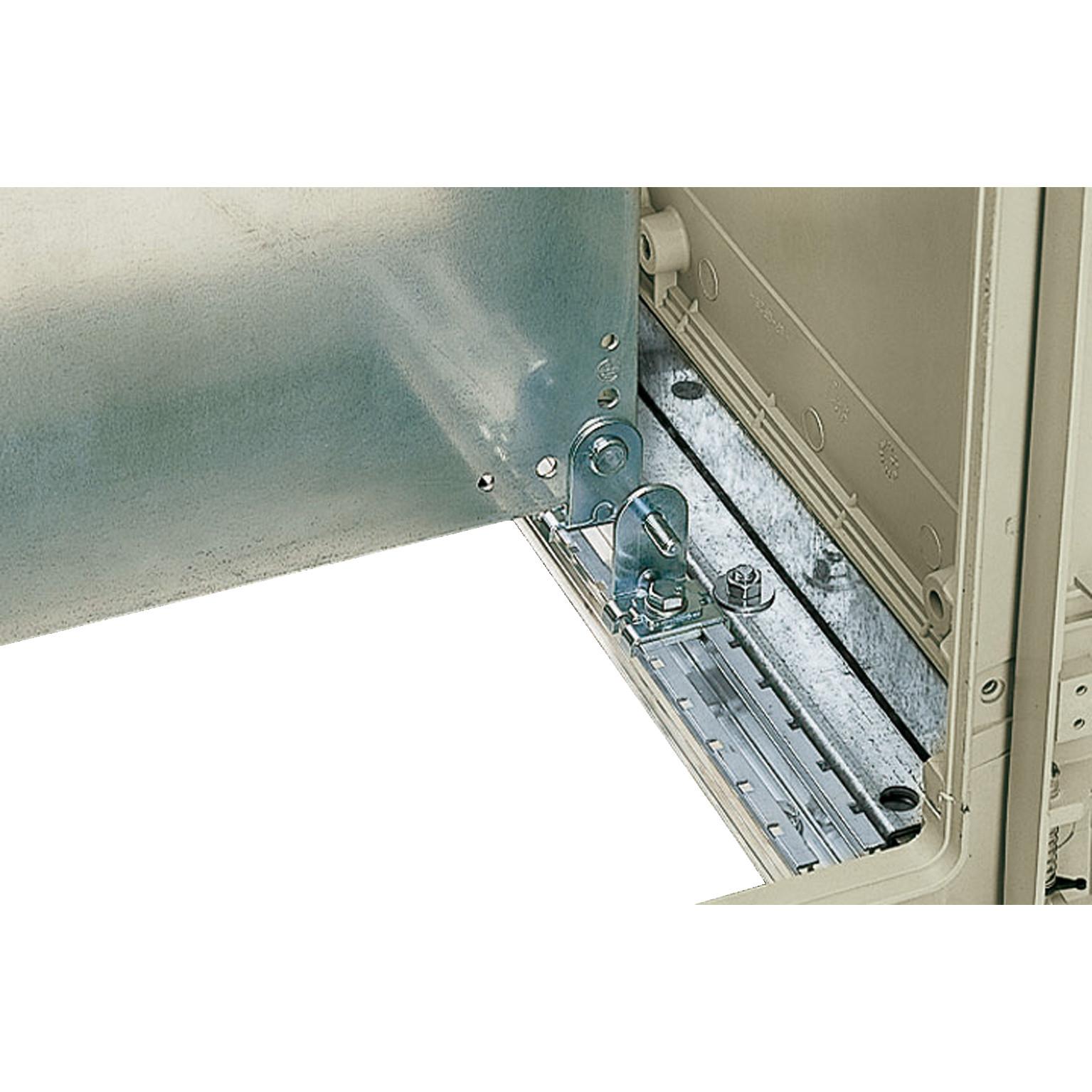 Set of 4 brackets to get an additional support of mounting plate on step slides