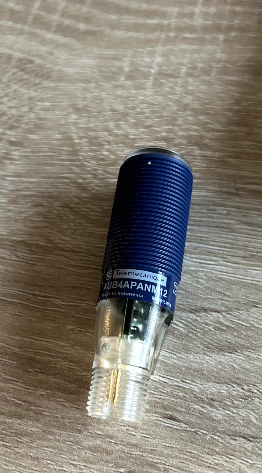 Photoelectric sensors XU, XUB, diffuse, Sn 0.1 m, 12...24 VDC, M12