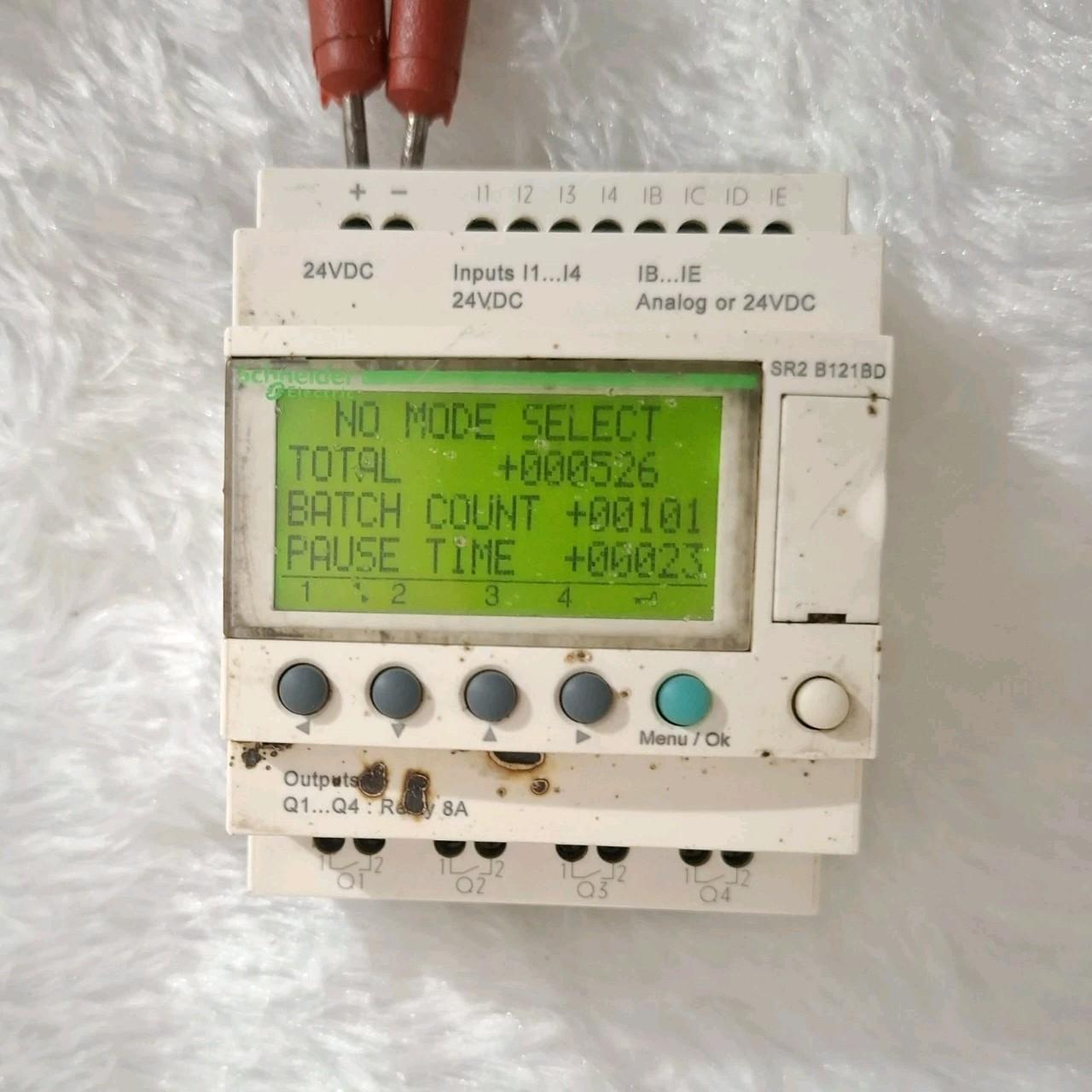compact smart relay, Zelio Logic SR2 SR3, 12 IO, 24V DC, clock, display, 4 relay outputs