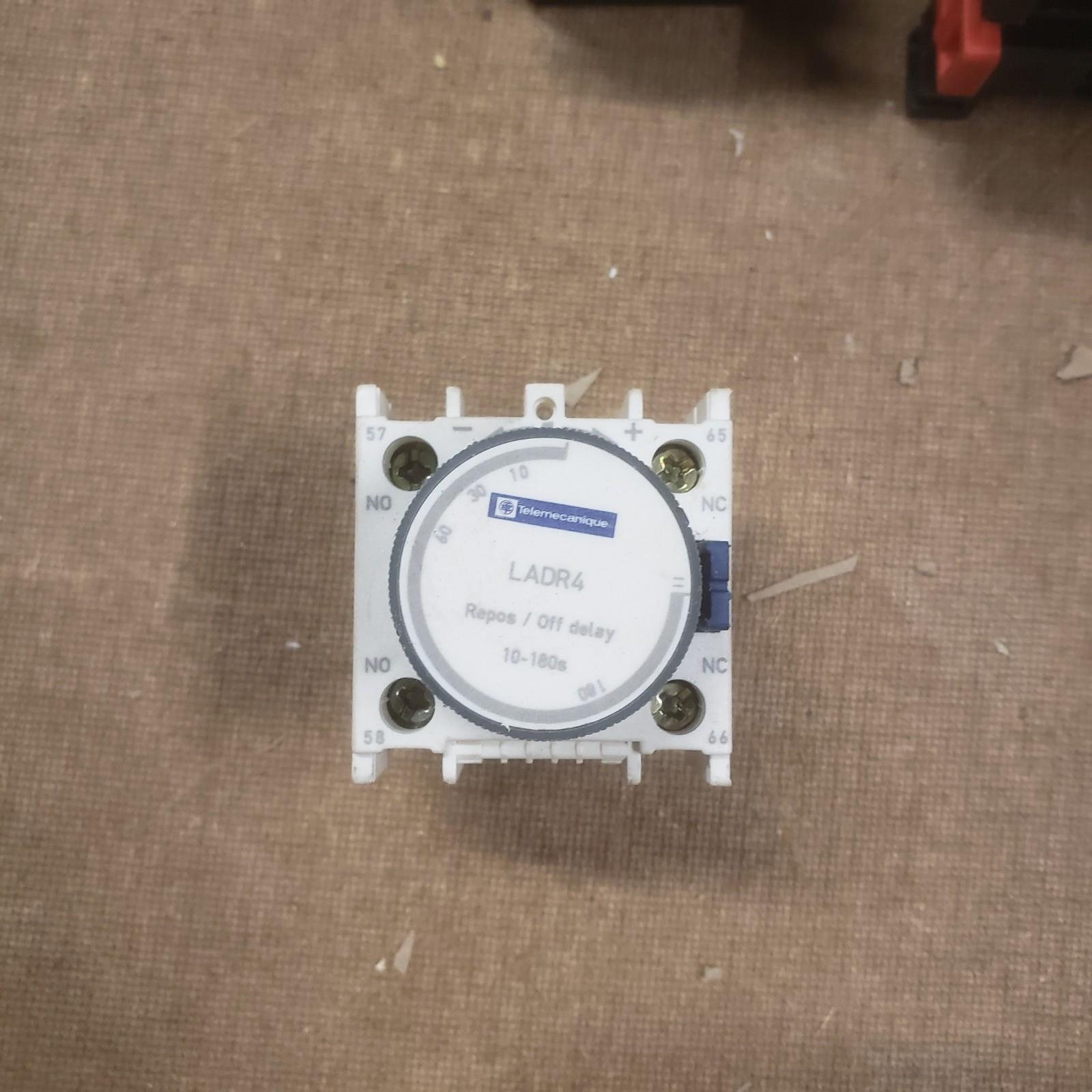 Time delay auxiliary contact block, TeSys Deca, 1NO + 1NC, off delay 10-180s, front, screw clamp terminals