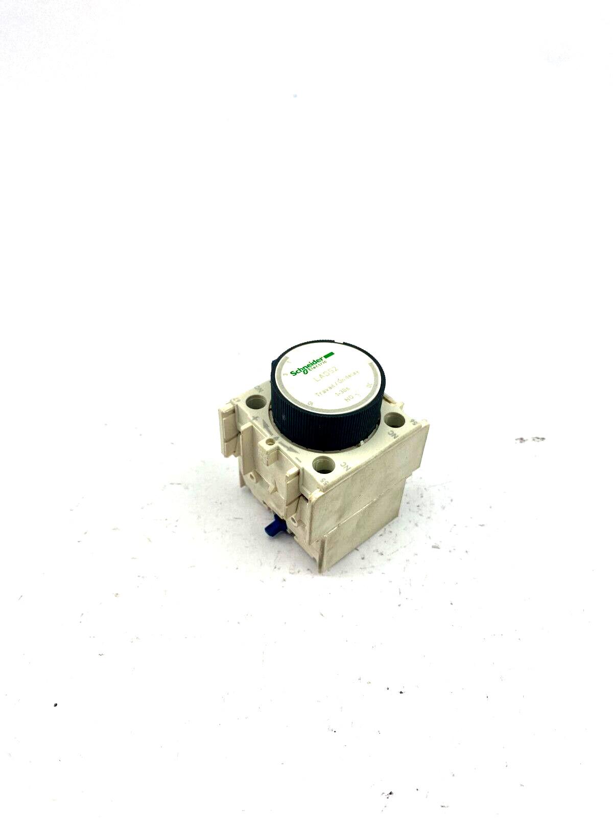 Time delay auxiliary contact block, TeSys Deca, 1NO + 1NC, on delay 1-30s, front, screw clamp terminals