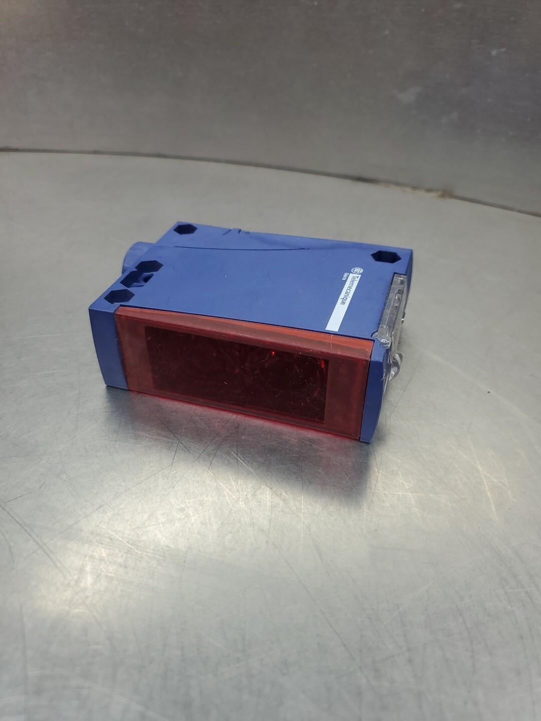 Photoelectric sensors XU, XUX, polarised, Sn 11 m, 12...24 VDC, terminals