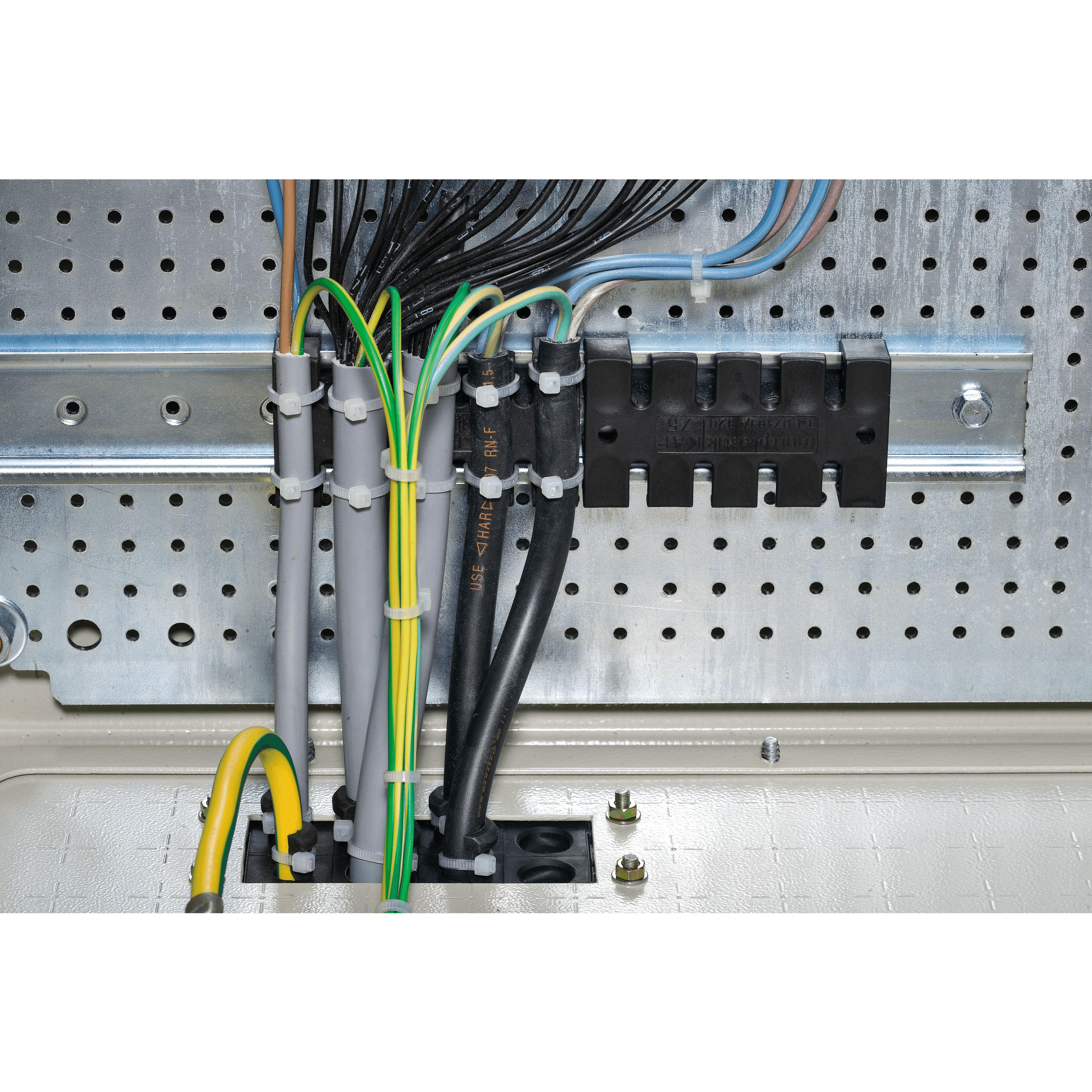 Set of 10 cable supports made of plastic, length 140mm.