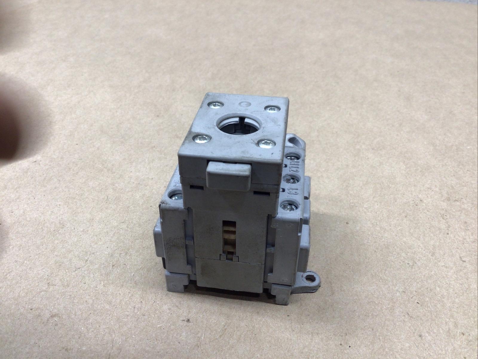 DISC SW 25A DOOR ROT HDL 4HOLE BLK 3P