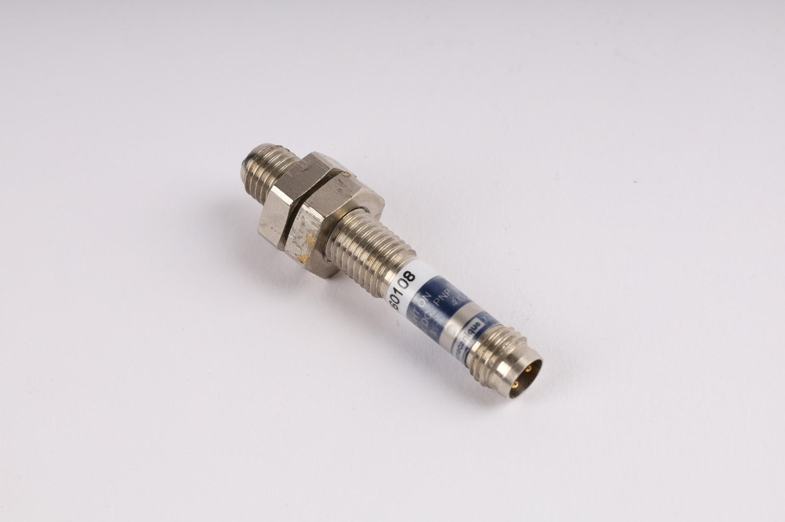 Photoelectric sensors XU, XUA, diffuse, Sn 0.05 m, 12...24 VDC, cable 2 m