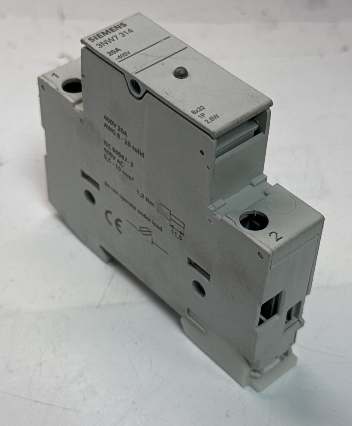 FUSE HOLDER, 1-POLE, 20A, 8.5X31MM FUSE, LED