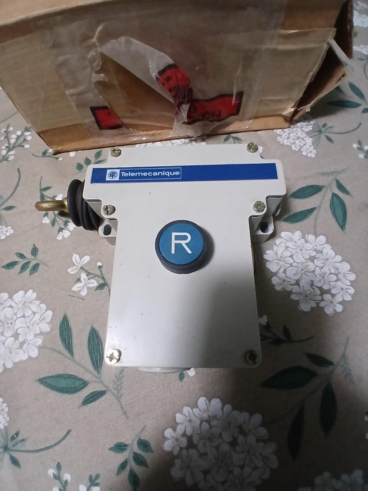 Latching emergency stop rope pull switch, Telemecanique rope pull switches XY2C, e XY2CE, LH side -1NC+1 NO, Flush pushbutton