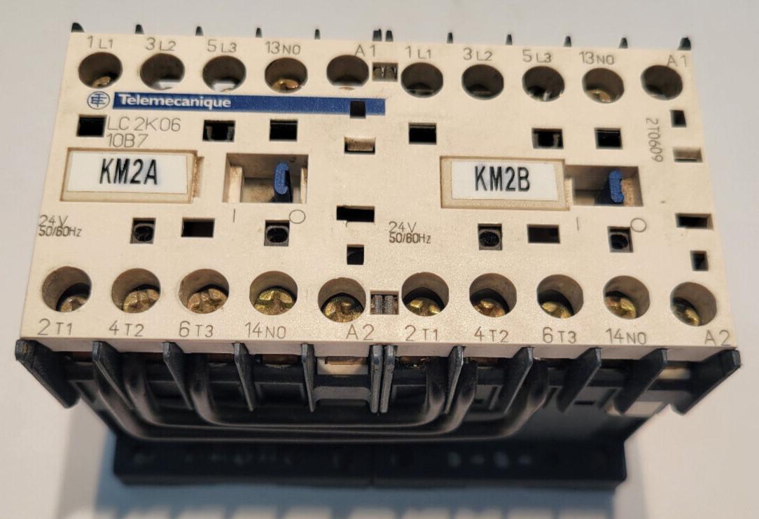 Reversing contactor, TeSys K, 3P, AC-3, lt or eq to 440V 6A, 1 NO, 24VAC coil
