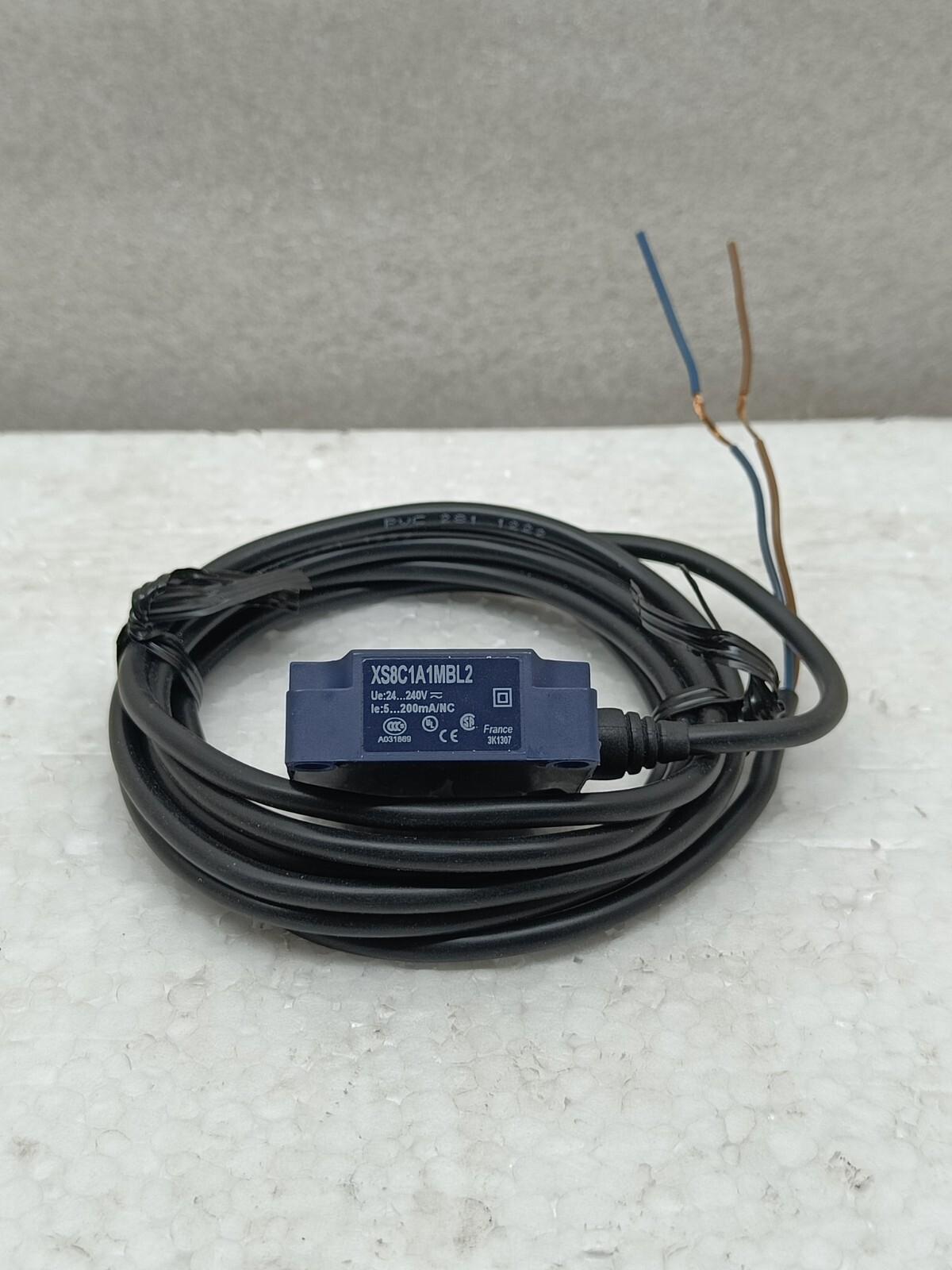 Inductive proximity sensors XS, inductive sensor XS8 40x40x15, PBT, Sn25mm, 24...240VAC/DC, cable 2 m