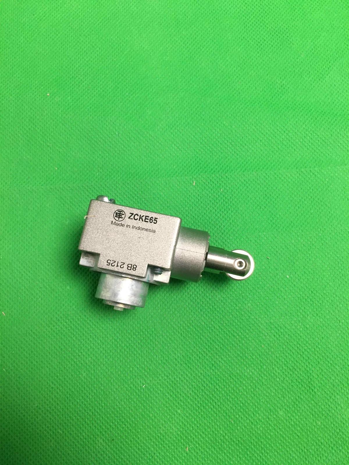 Limit switch head, Limit switches XC Standard, ZCKE, metal side plunger with vertical roller