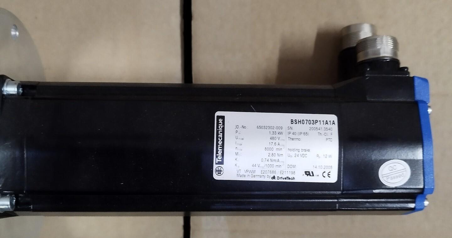 servo motor BSH, Lexium 05, 1.1N.m, 3000rpm, 70mm, keyed shaft, Sincos single turn, without brake, IP50, straight