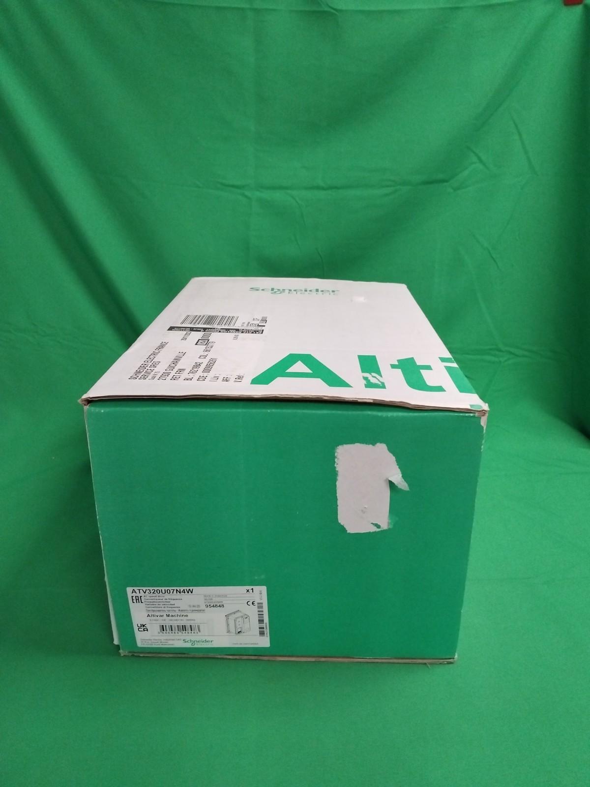 variable speed drive, Altivar Machine ATV320, 0.75kW, 380 to 500V, 3 phases, enclosed