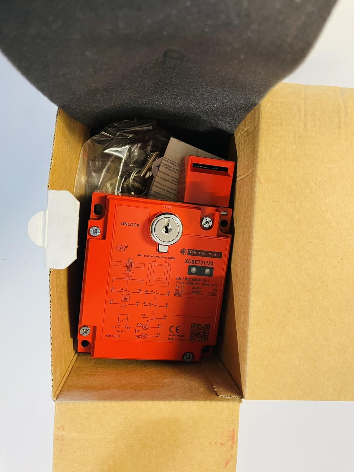 Safety switch, Telemecanique Safety switches XCS, metal XCSE, 2NC+1 NO, slow break, 2 entries tapped Pg 13, 24 V