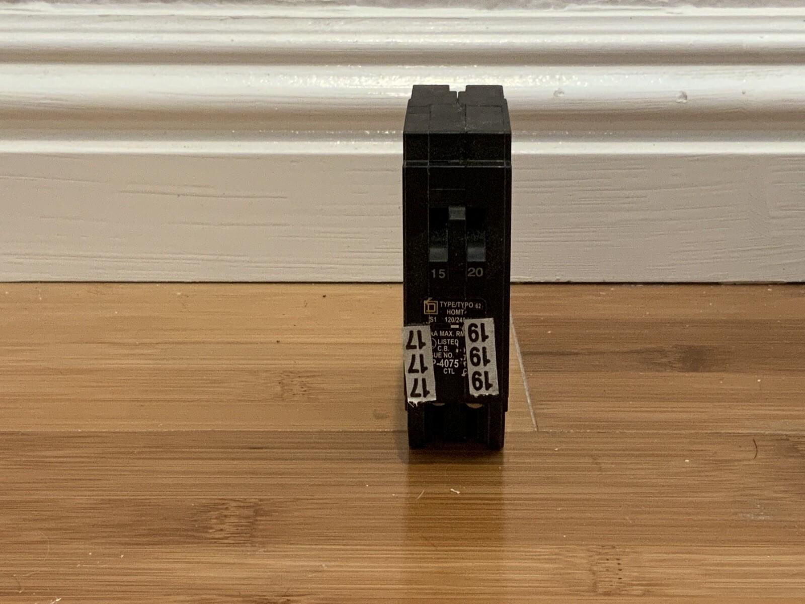 Tandem circuit breaker, Homeline, 1 x 1 pole at 15A, 1 x 1 pole at 20A, 120/240VAC, 10kA AIR, plug in, UL