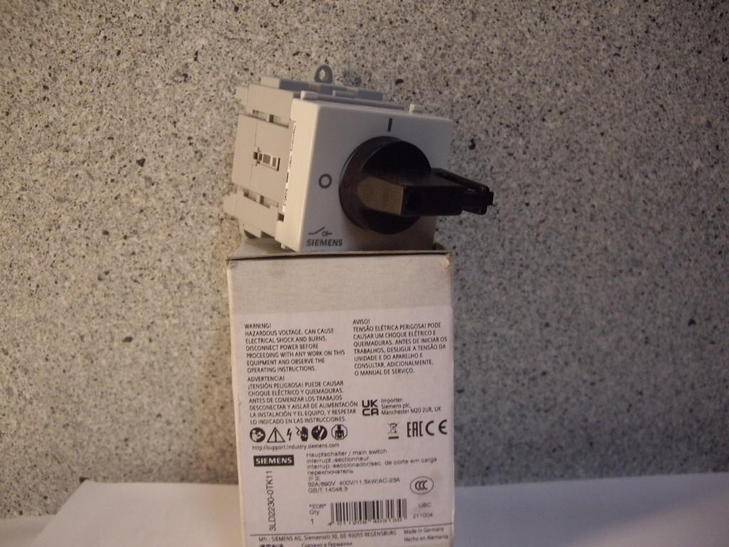 DISC SW 32A KNOB DIST BOARD BLK 3P