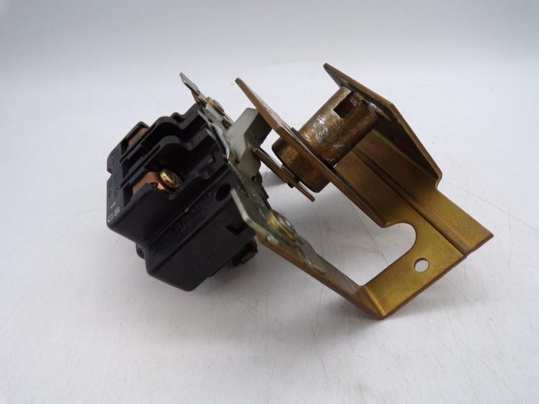 Switch, manual, 30A, 2 pole, 3 HP at 575 VAC, single phase, toggle operated, no indicator, open style