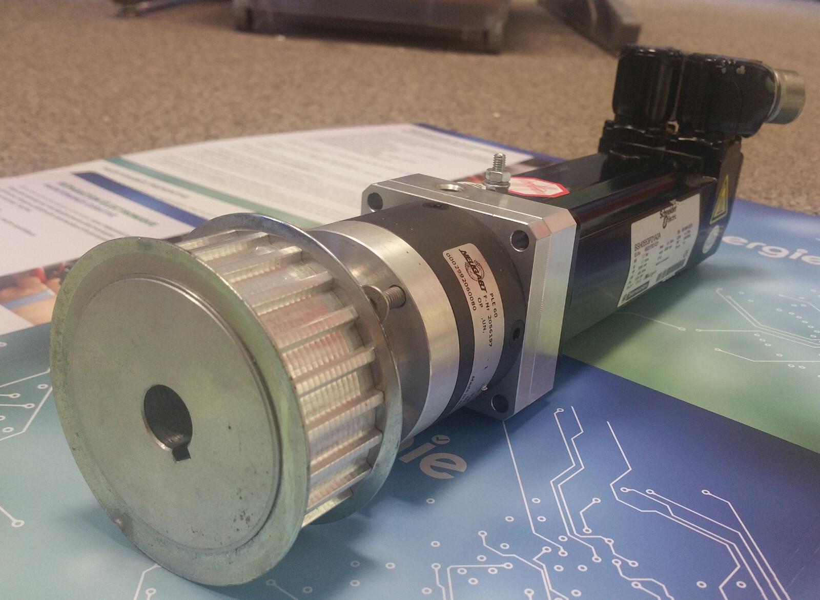 AC servo motor BSH, Lexium 05, 1.3N.m, 3000rpm, untapped shaft, without brake, IP65