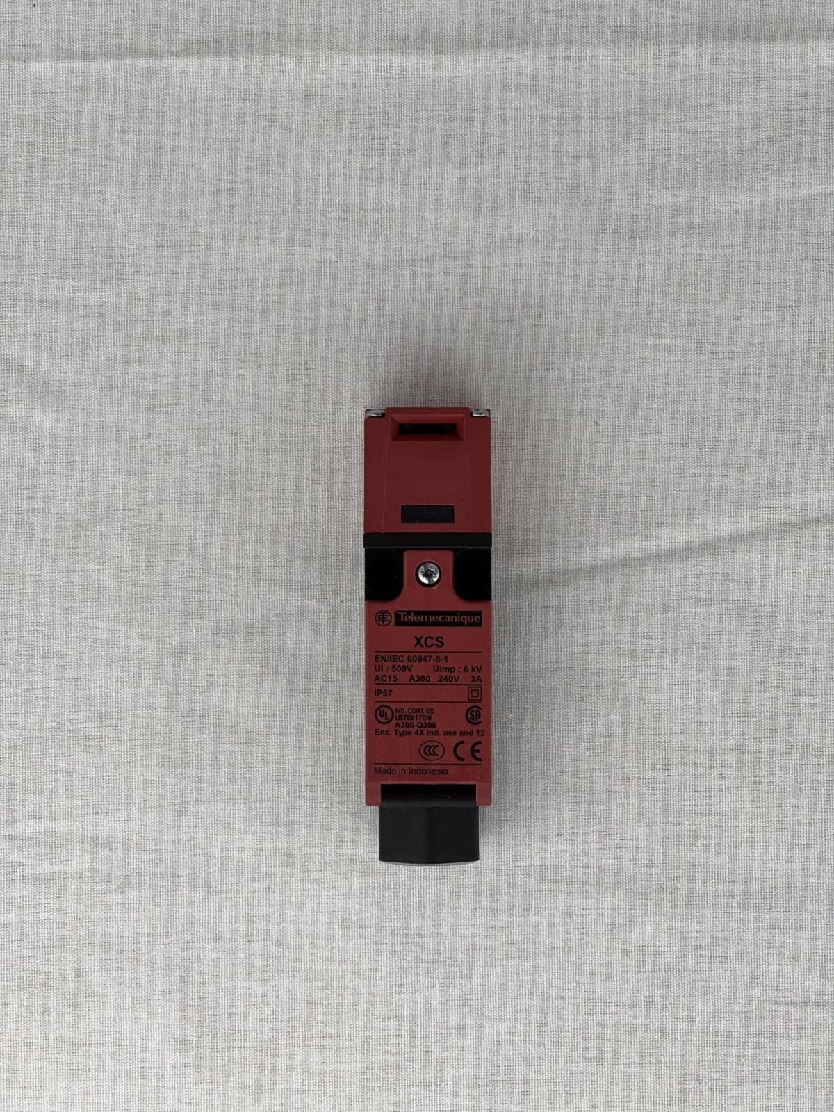 Preventa XCS, safety switches, plastic safety switch, 1 NC and 1 NO, slow break, 1 entry tapped 0.5 inch NPT