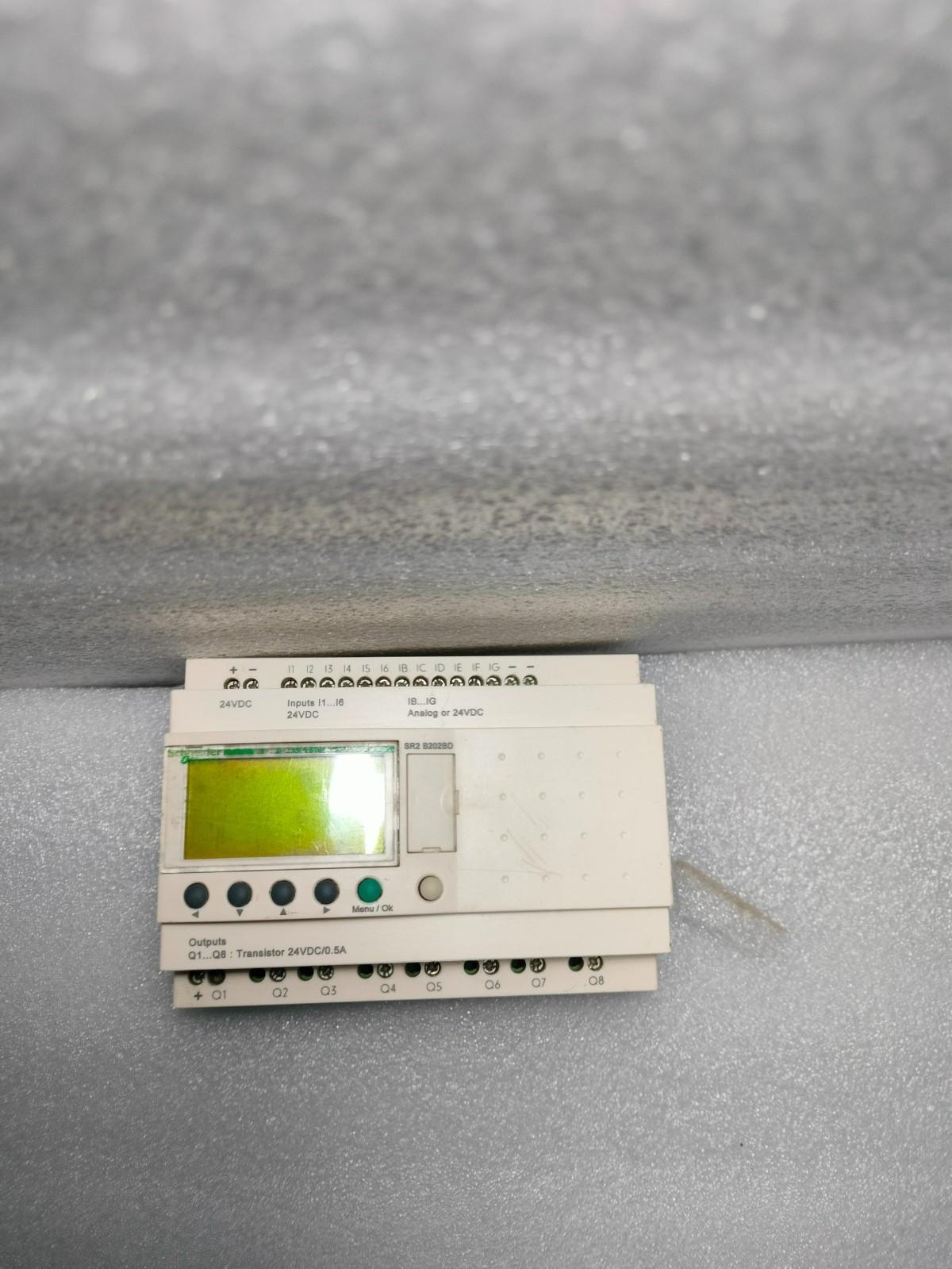 compact smart relay, Zelio Logic SR2 SR3, 20 IO, 24V DC, clock, display, 8 transistor outputs