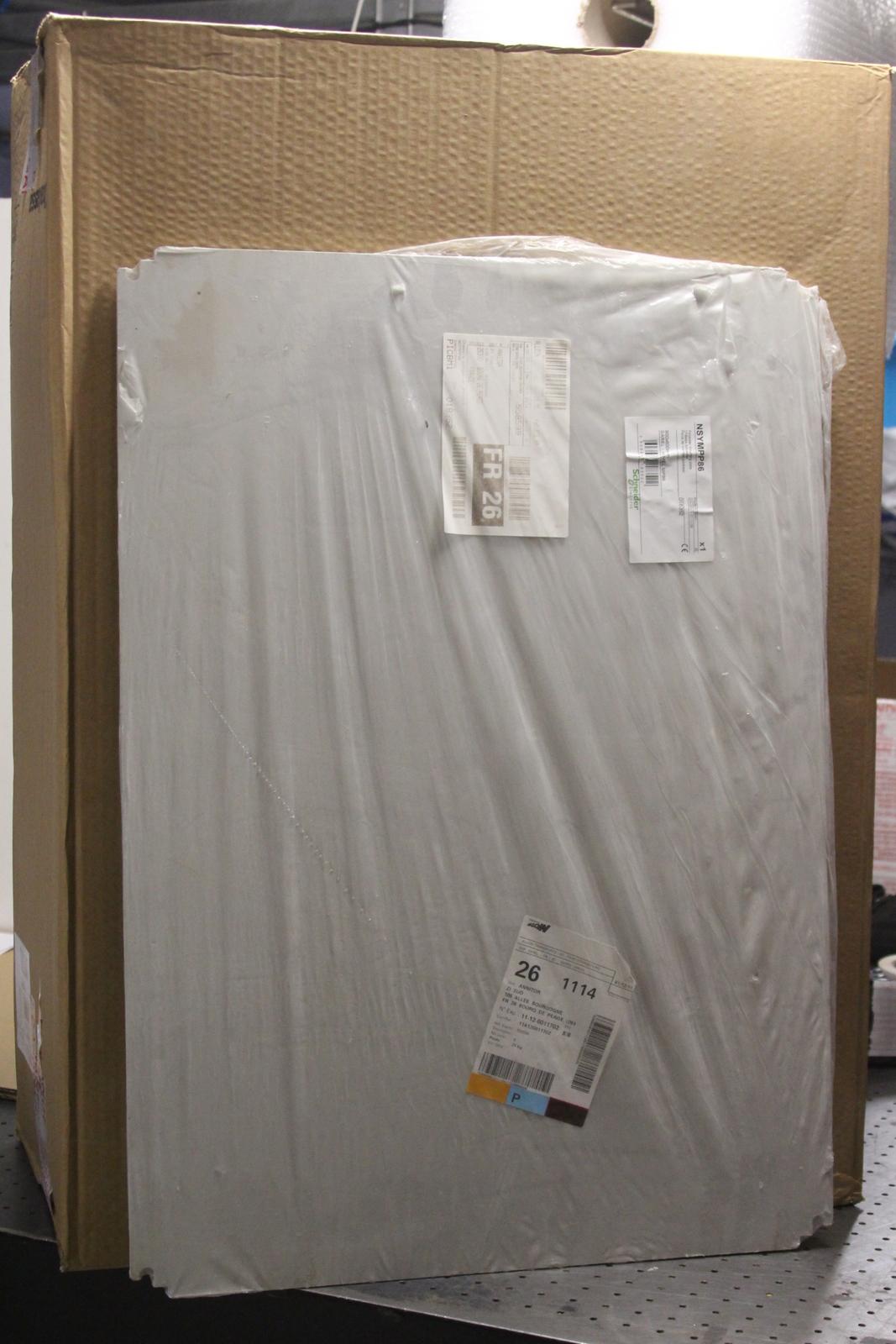 Insulating mounting plate for enclosure H800xW600mm made of polyester