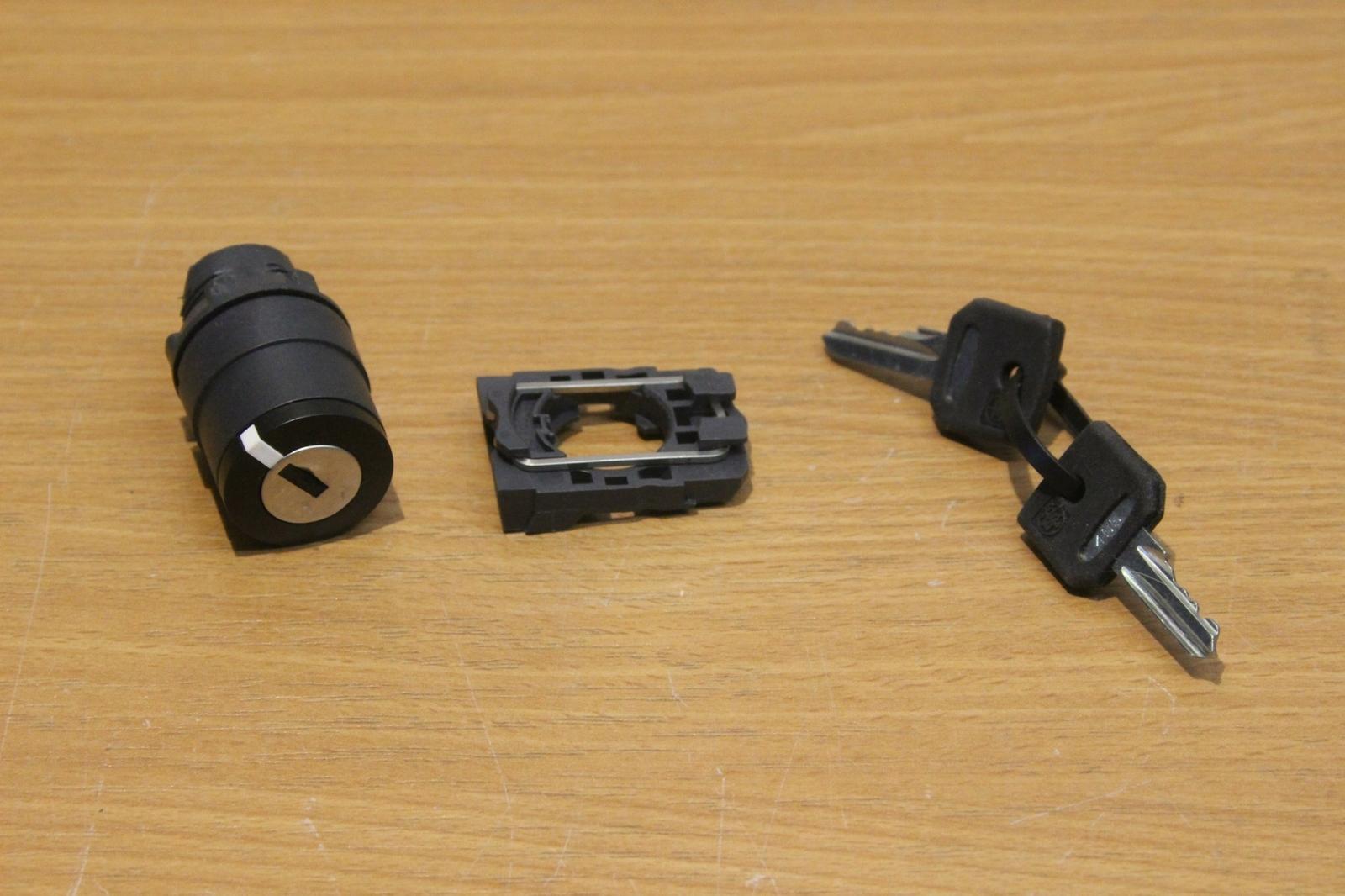 Key switch selector, Harmony XB5, plastic, black, 22mm, key 455, 2 positions,stay put, 1 NO