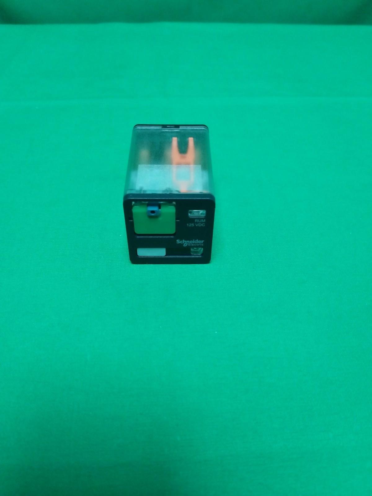 Universal plug in relay, Harmony, 10A, 3CO, with LED, lockable test button, 125V DC