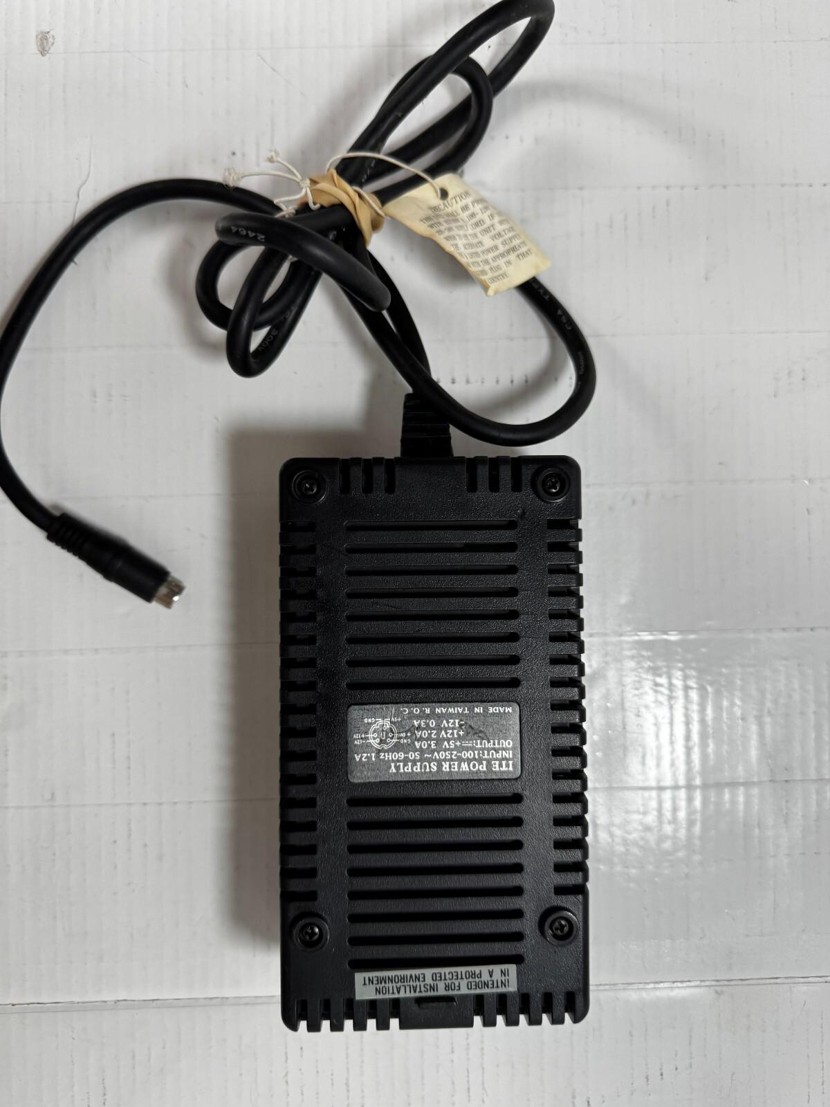 Alimentation UP30430 Sorties 5V/3A, 12V/2A, 12V/0.3A Connecteur DIN