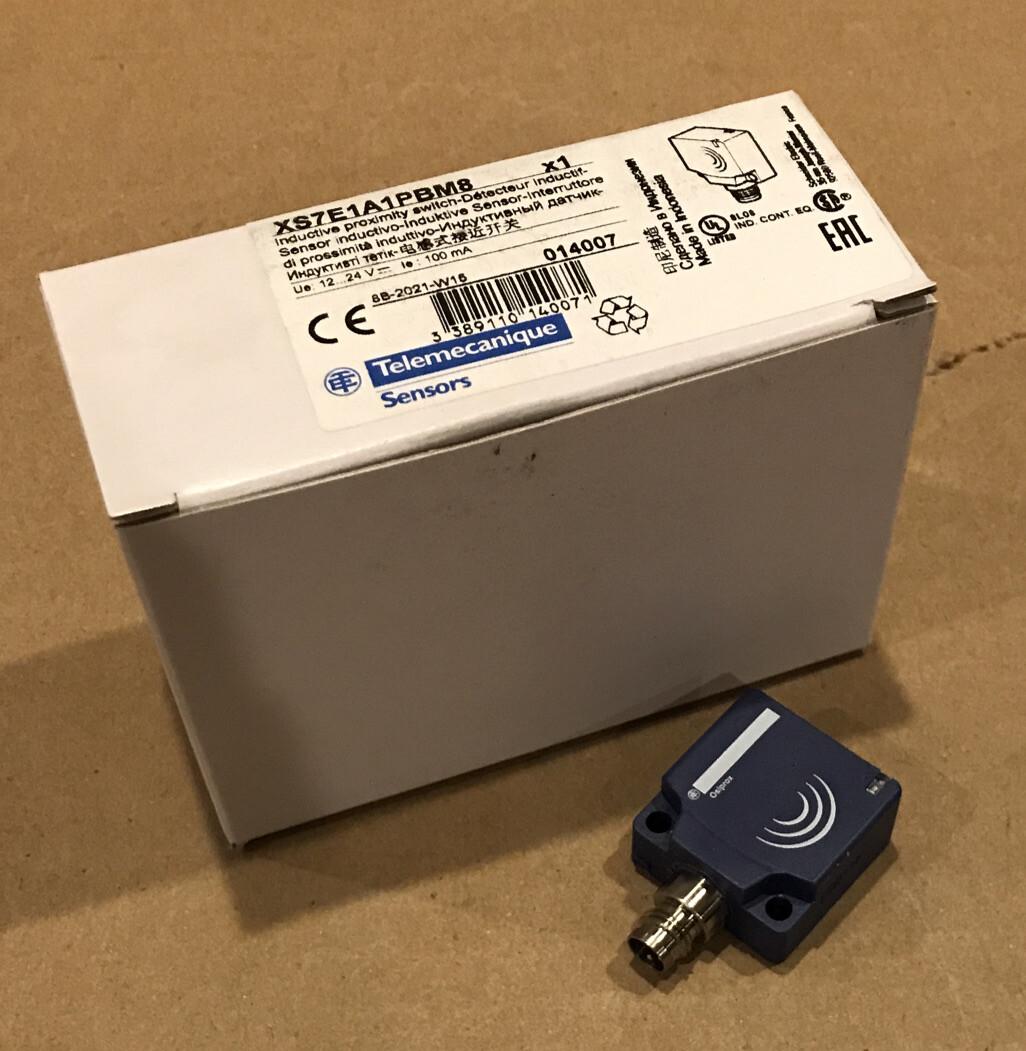 Inductive proximity sensors XS, inductive sensor XS7 26x26x13, PBT, Sn10mm, 12...24 VDC, M8