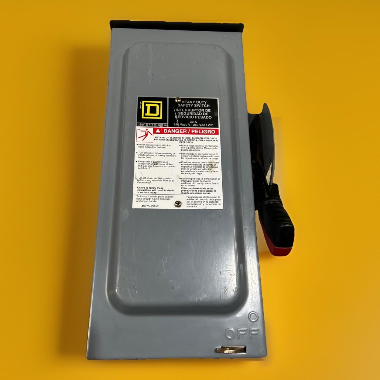 Safety switch, heavy duty, fusible, 30A, 4 wire, 3 poles, 1 neutral, 7.5hp, 240VAC/250VDC, 3R, bolt on hub provision