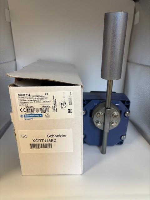 Limit switch, Limit switches XC Standard, XCRT, metal enclosure zinc plated steel roller with lever, 2C/O