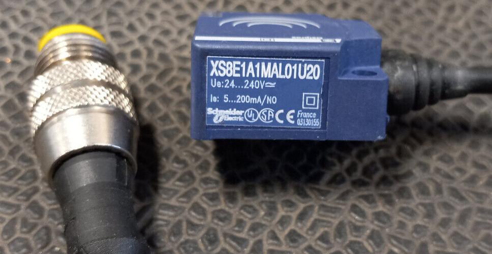 Inductive proximity sensors XS, inductive sensor XS8 26x26x13, PBT, Sn15mm, 24...240VAC/DC, 1/2" 0.15 m