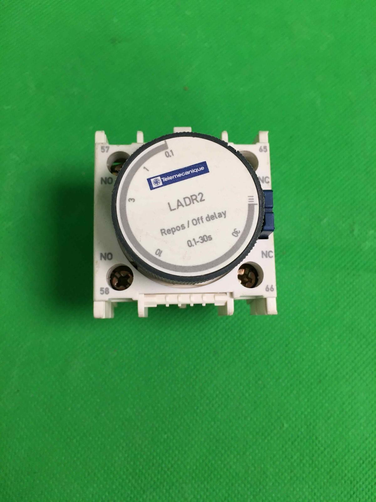 Time delay auxiliary contact block, TeSys Deca, 1NO + 1NC, off delay 1-30s, front, screw clamp terminals