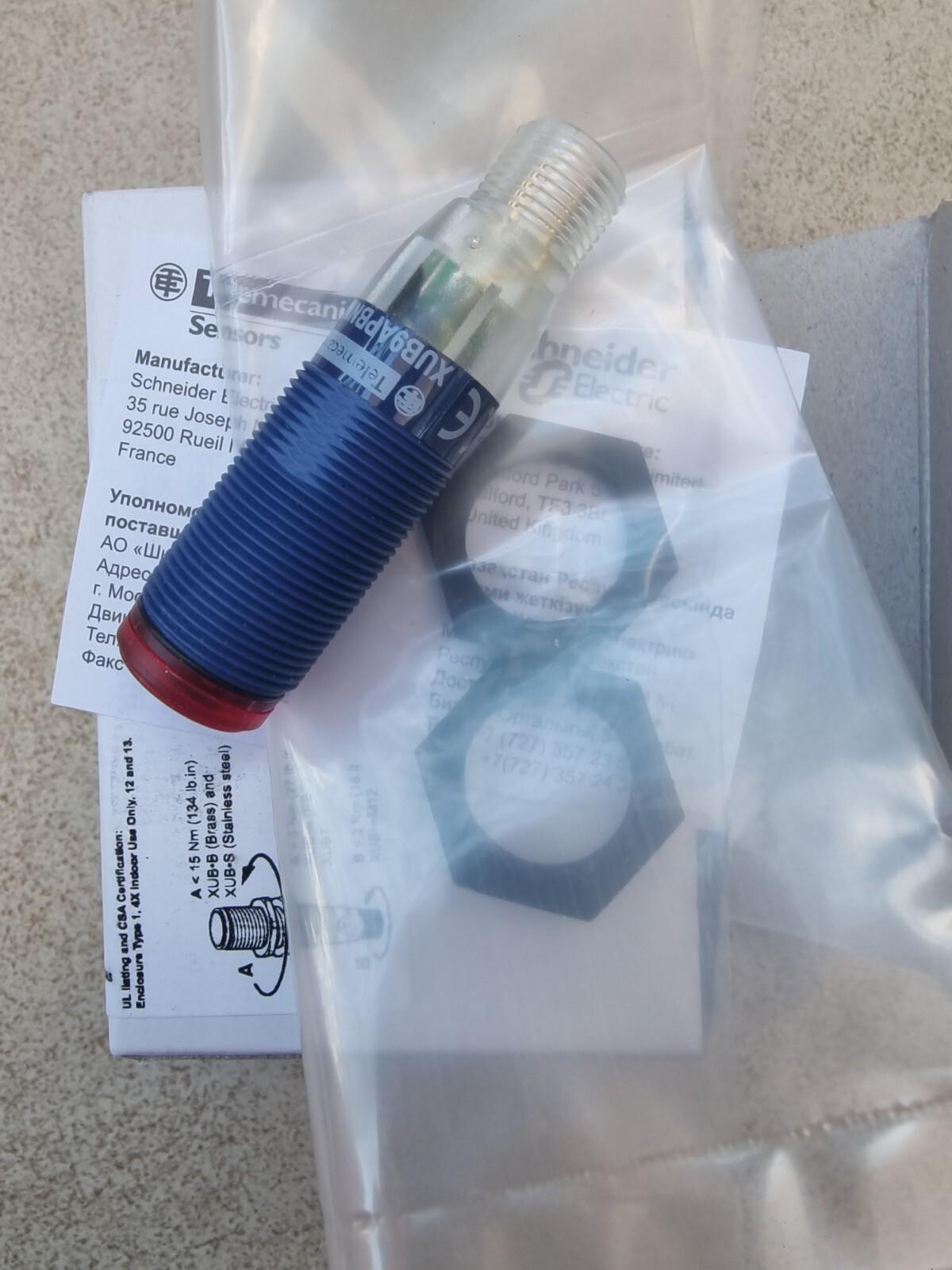 Photoelectric sensors XU, XUB, polarised, Sn 2 m, 12...24 VDC, M12