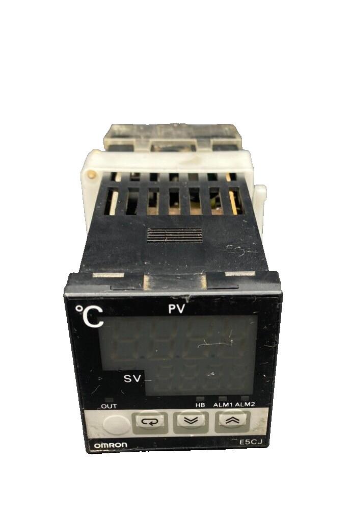 E5CJ-Q2HB TEMPERATURE CONTROLLER x1pc
