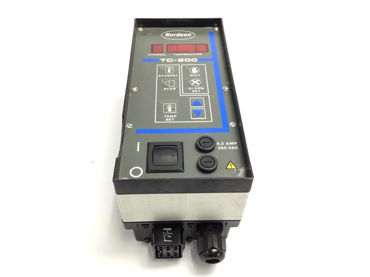 TC-200 TC-200 CONTROLLEURE DE TEMPERATURE 240 VAC 50/60HZ 6.3 AMP MAX