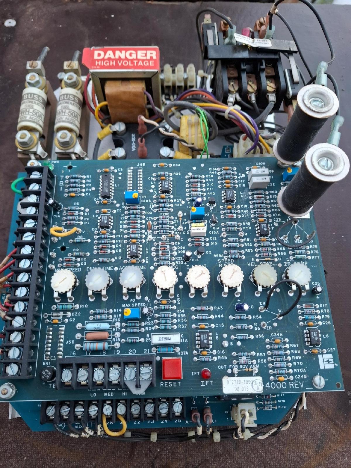 Contrôleur d'entraînement moteur DC non régénératif ES2700