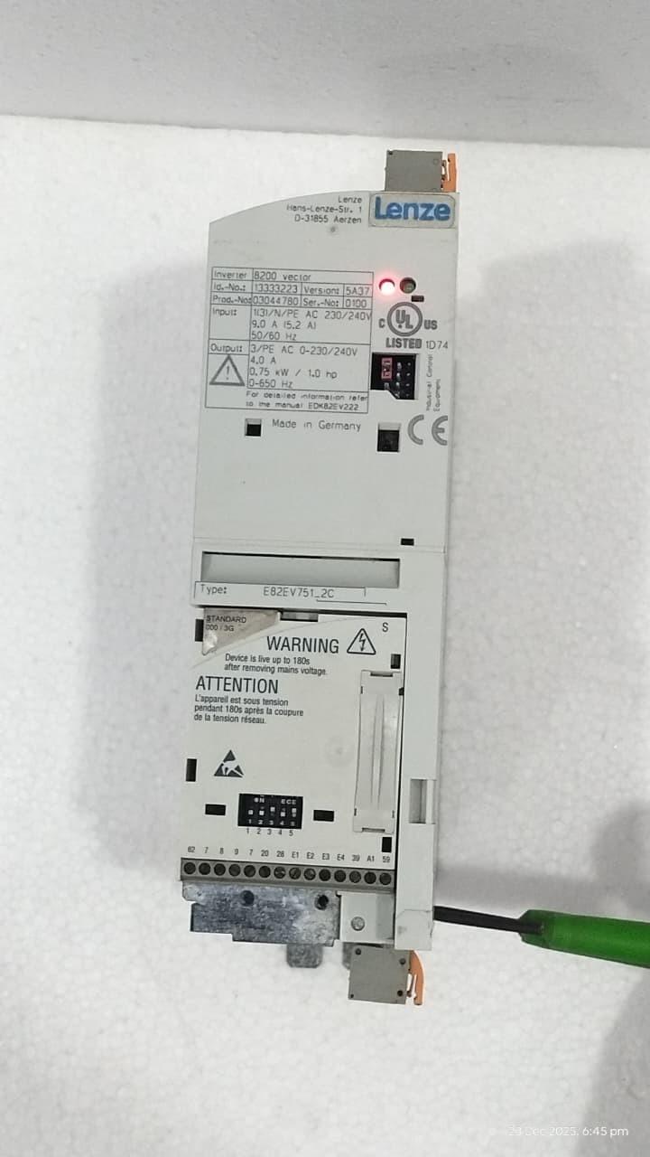 E82EV751_2C Onduleur 8200 VECTOR vendu pour pièces cassées livraison ra...