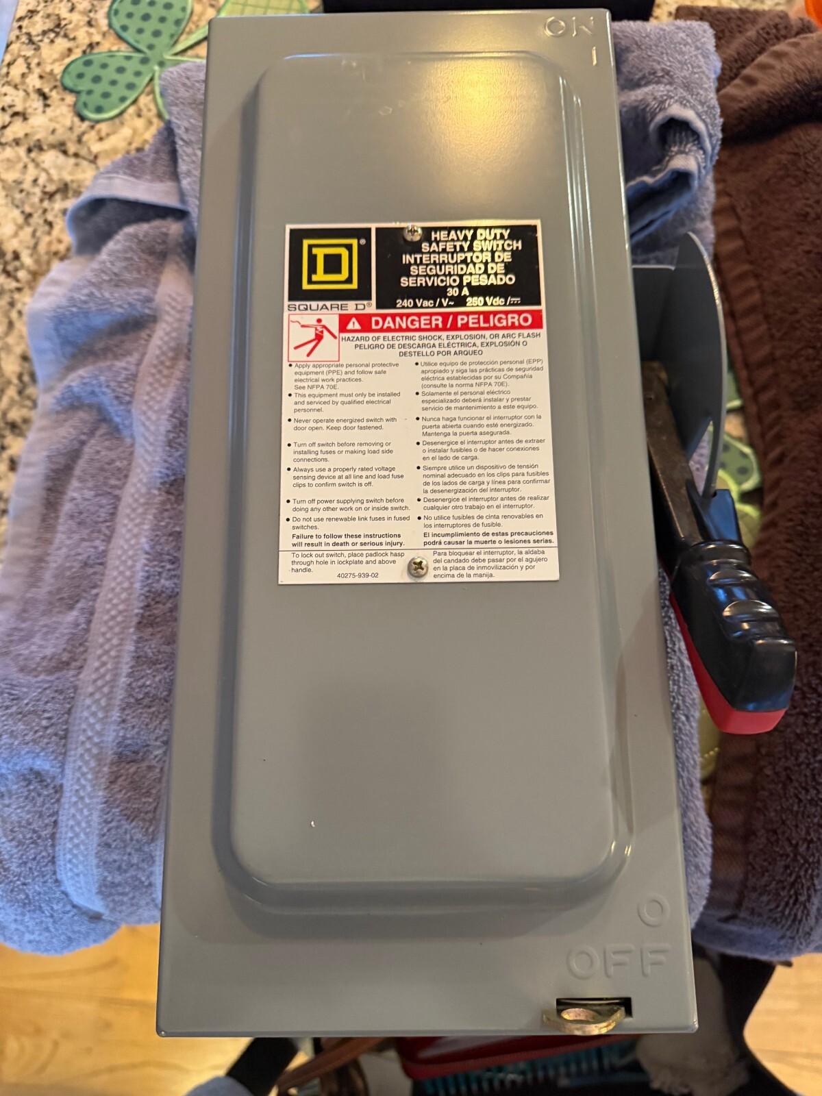 Safety switch, heavy duty, fusible, 30A, 3 wire, 2 poles, 1 neutral, 7.5hp, 240VAC/250VDC, Type 1